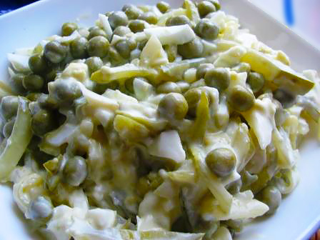 Салат с жареными грибами, картофелем и горошком