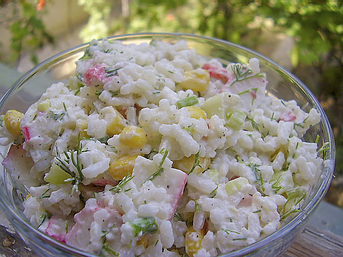 Салат с рисом и крабовыми палочками