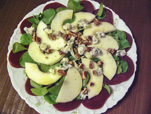 Салат со свеклой, кресс-салатом и грушей