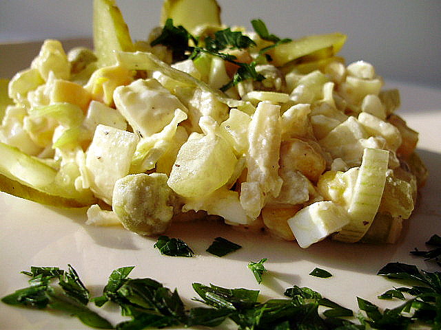 Салат из яиц и порея