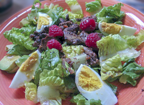 Теплый салат с печенью и авокадо