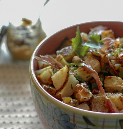 Тёплый салат из печеного картофеля с прошутто и соусом винегрет с горчицей