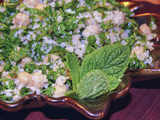 Салат с нутом и булгуром (Safsouf)