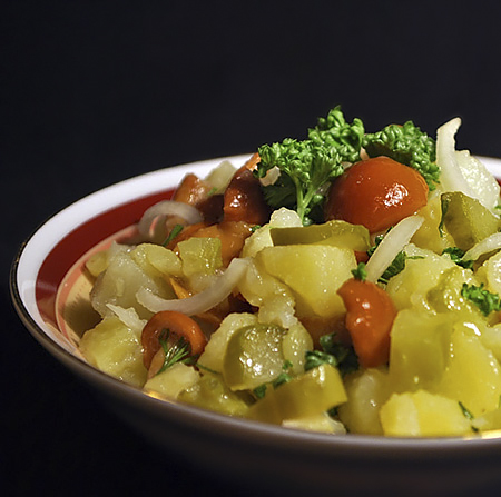 Картофельный салат с маринованными овощами