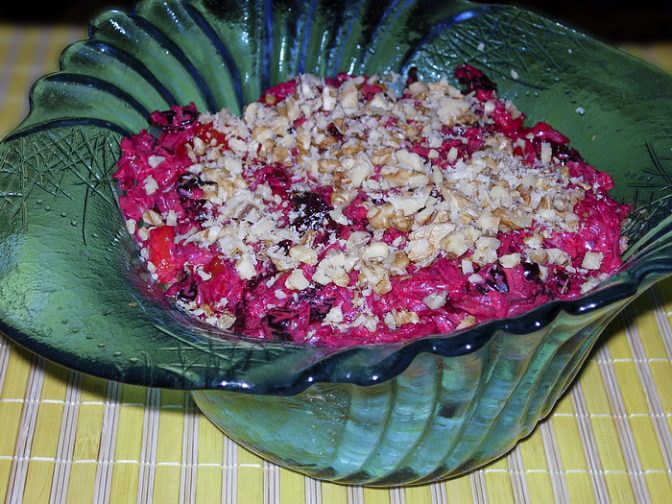 Слоеный салат с овощами, сухофруктами и орехами