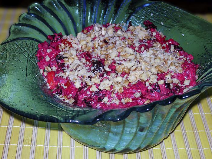 Слоеный салат с овощами, сухофруктами и орехами