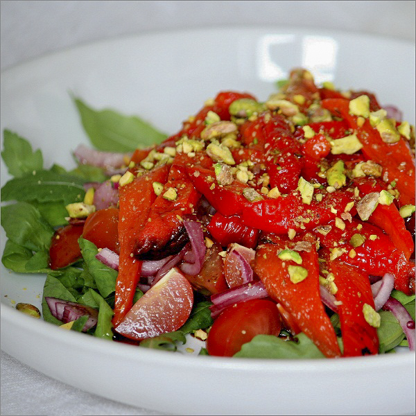 Салат с печёными перцами и фисташками