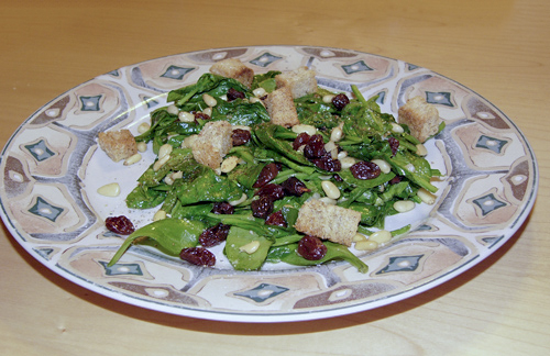 Теплый салат со шпинатом