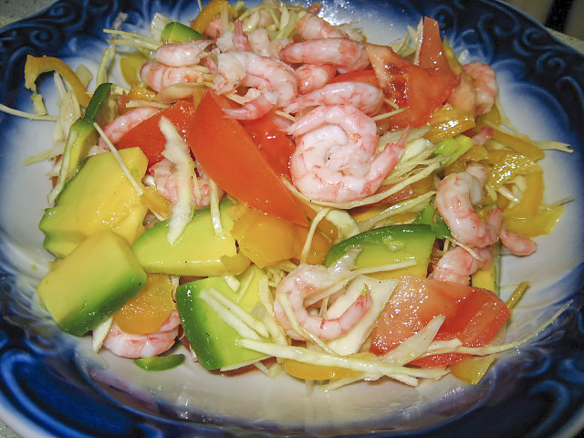 Салат с креветками и авокадо