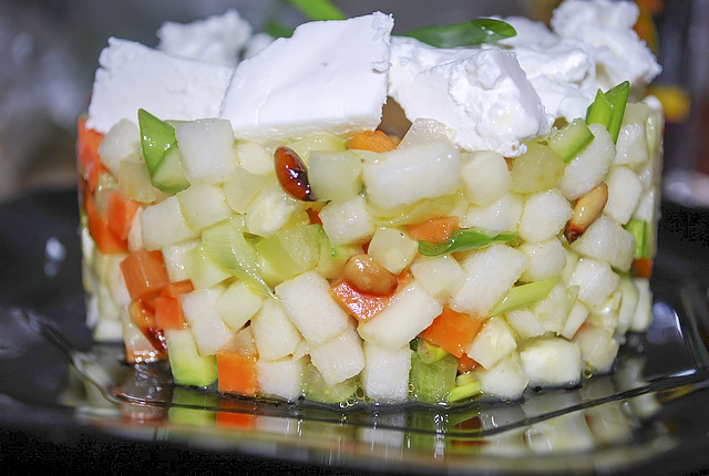 Татрар из молодых овощей с козьим сыром