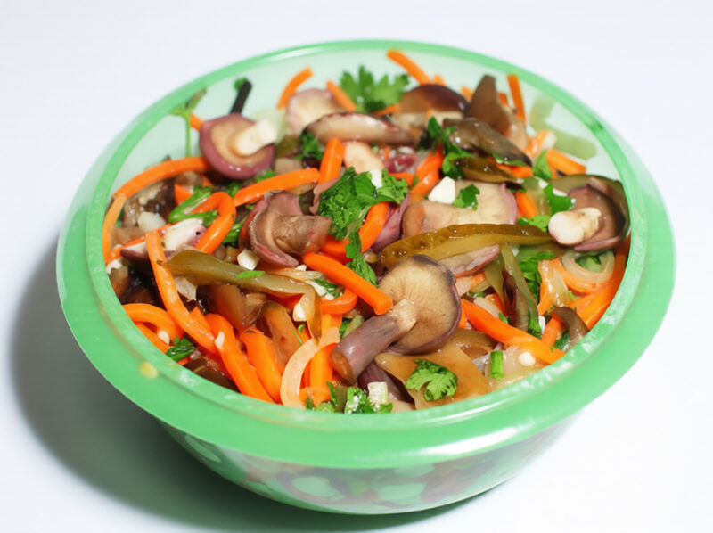 Острый салат с солеными грибами