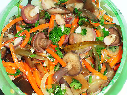 Острый салат с солеными грибами