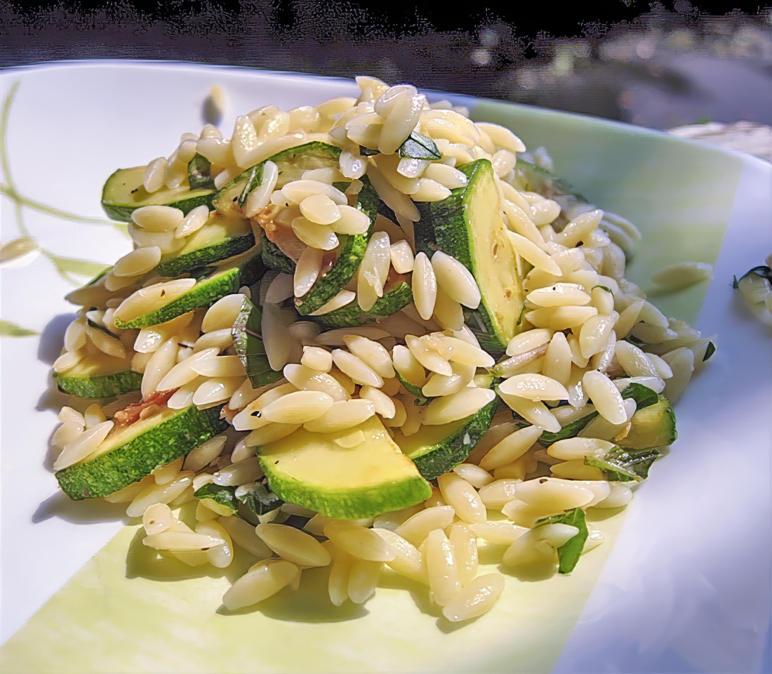 Салат с орзо и цуккини
