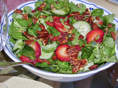 Салат с клубникой и орехами пекан