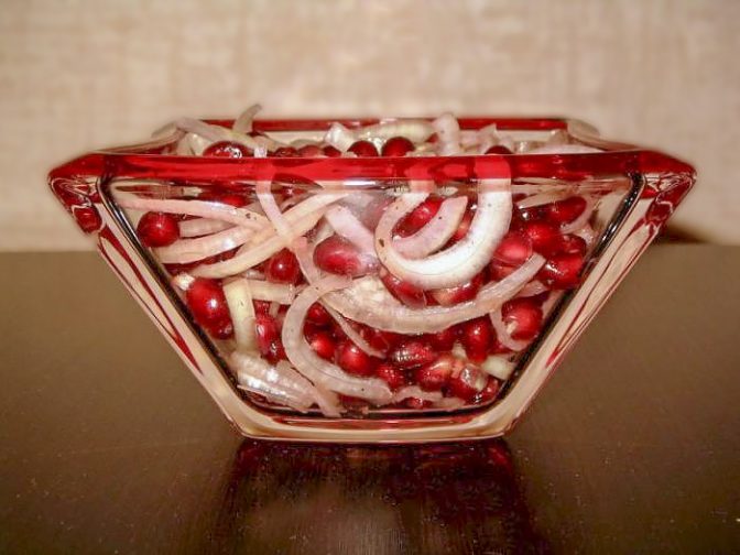 Салат с гранатами и луком