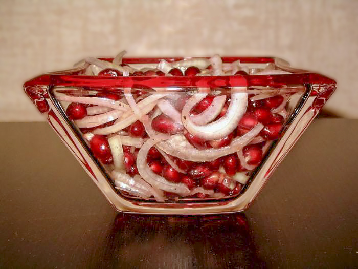 Салат с гранатами и луком