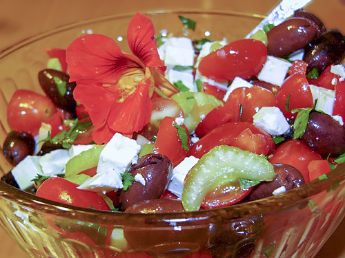 Салат с сыром манури