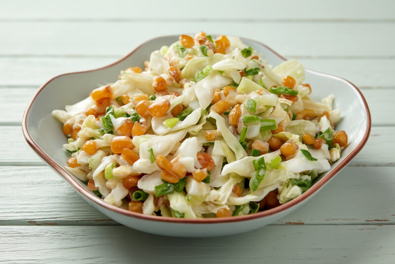 Теплый капустный салат с жареными яйцами и кукурузой