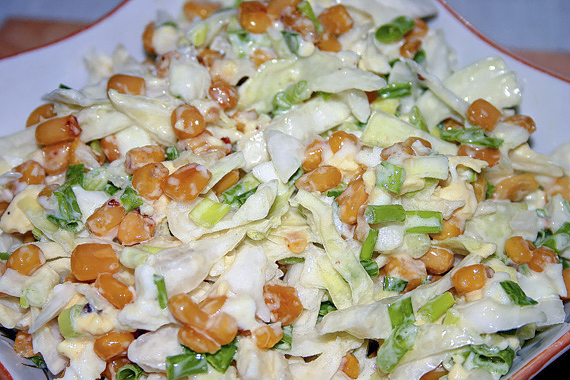 Теплый капустный салат с жареными яйцами и кукурузой