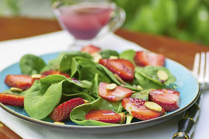 Салат с клубникой и миндалем