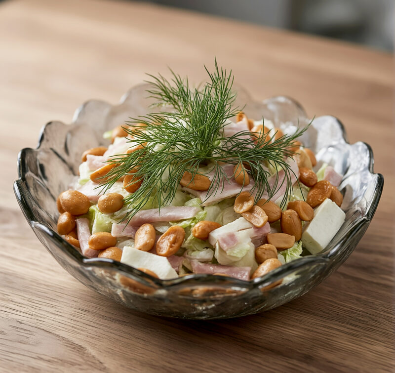 Салат с ветчиной, ананасами и солеными орешками