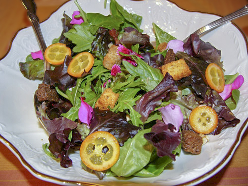 Зеленый салат с кумкватами, беконом и грецкими орехами