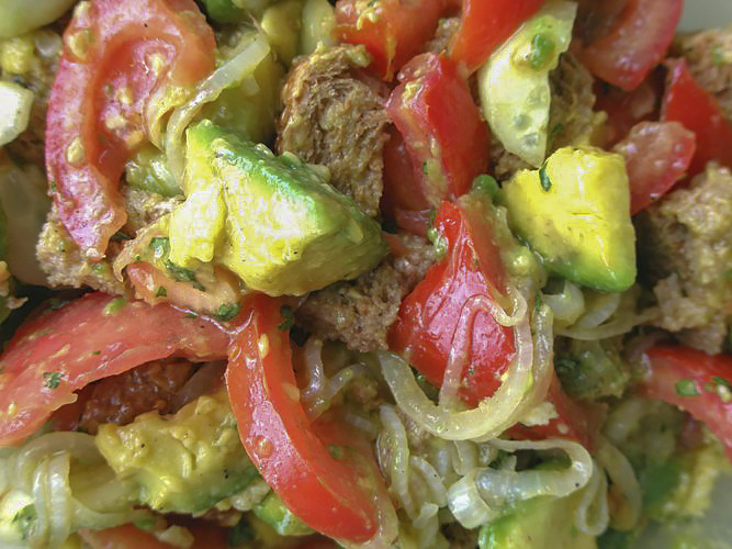 Салат с авокадо и темным хлебом