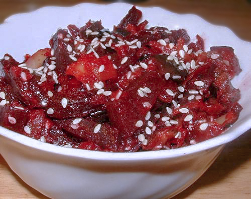 Свекольный салат с баклажанами и яблоками