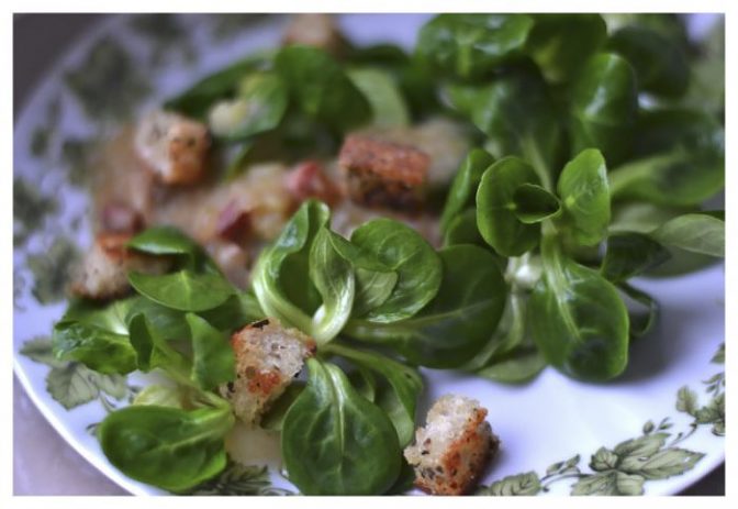 Зеленый салат с теплым картофельным дрессингом