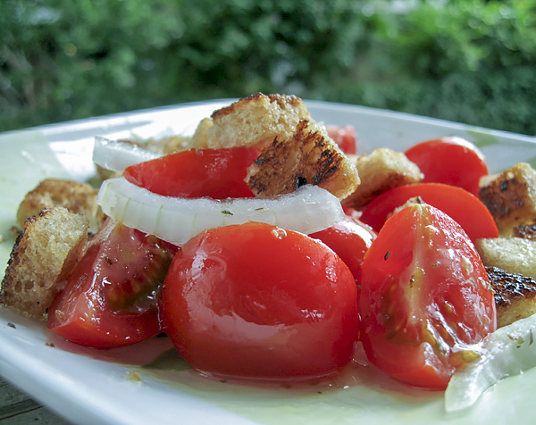 Хлебный салат с помидорами и луком