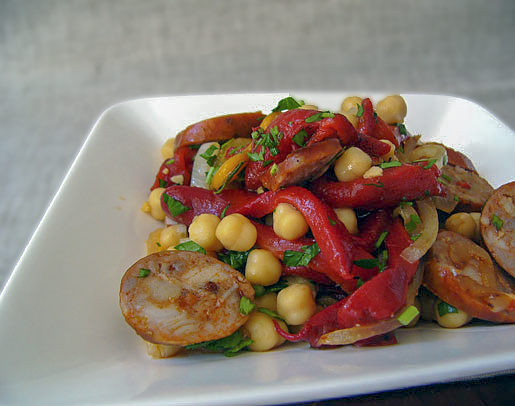 Салат с чоризо и горохом нут