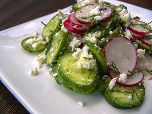 Салат с огурцами, редисом и фетой