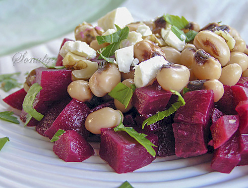 Свекольный салат с фасолью и брынзой