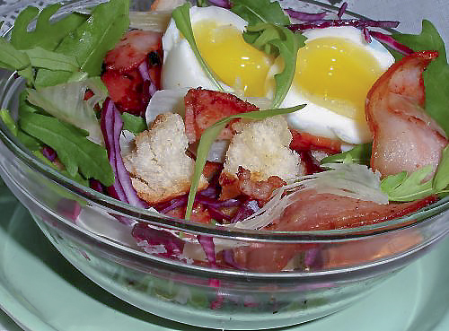 Теплый салат из хлеба, хрустящей панчетты, пармезана и яйца-пашот