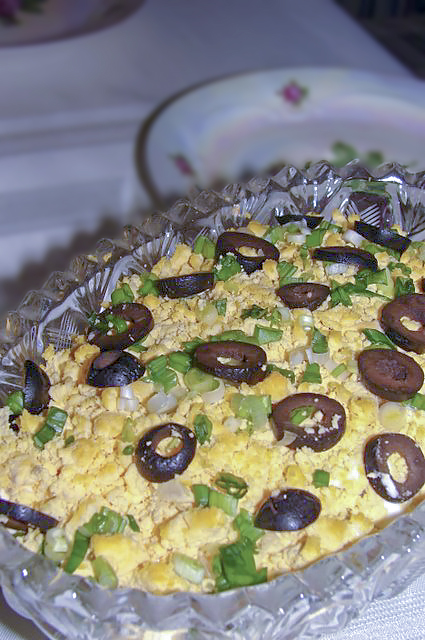 Слоеный салат с горбушей, рисом и яйцами