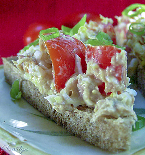 Салат из тунца с помидорами