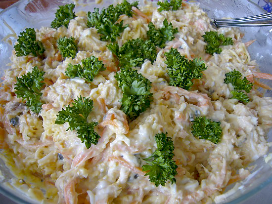 Салат с рыбой, яйцами и корейской морковью