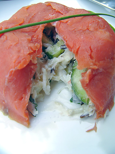 Салат из копченого лосося с рисом