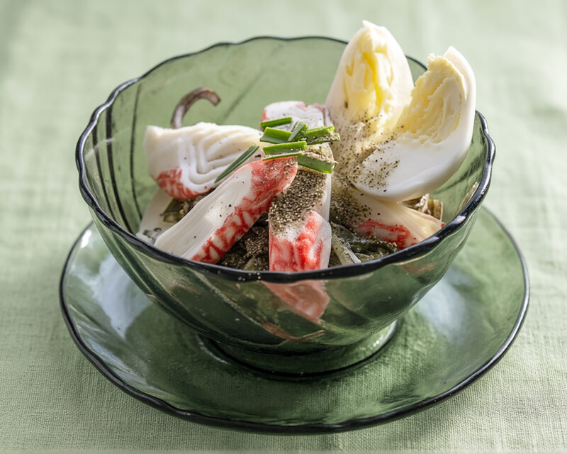 Салат с крабами и морской капустой