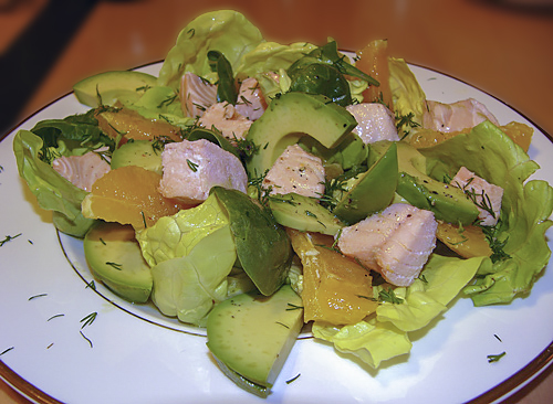 Салат из лосося и авокадо с апельсиновым маринадом