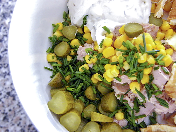 Салат из тунца с жареными яйцами