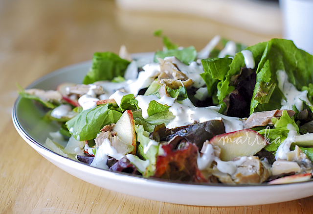 Салат с копченой скумбрией и яблоком