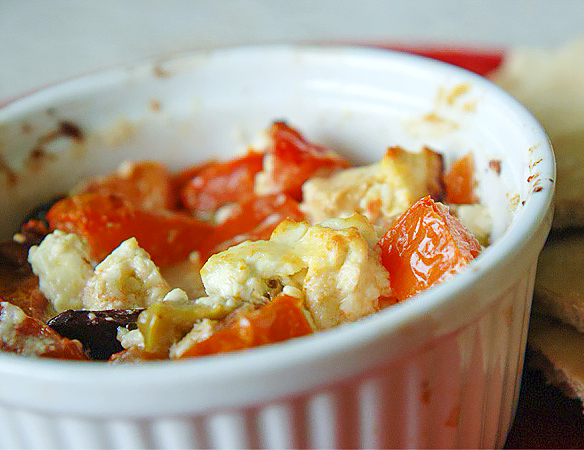 Фета, запеченная с помидорами и маслинами