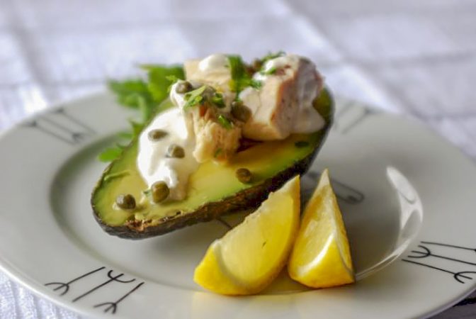 Салат из авокадо с тунцом