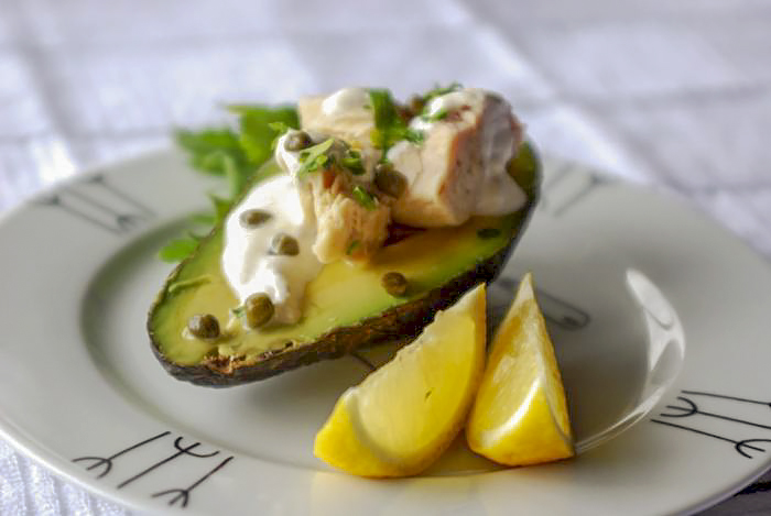 Салат из авокадо с тунцом