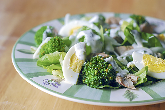 Салат с рыбой, яйцами и брокколи