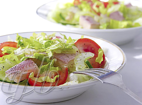 Зелёный салат с копчёной форелью