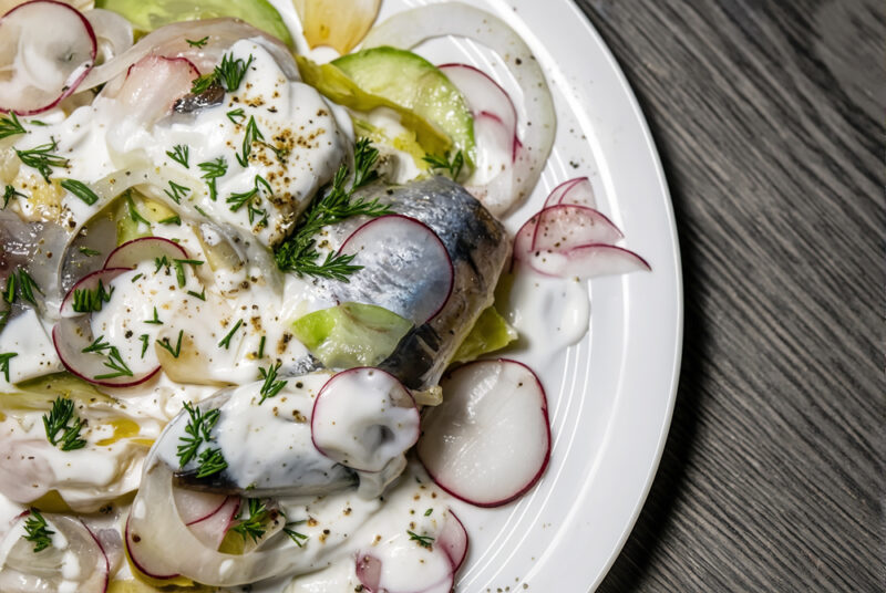Салат из сельди матьес (матиас) с картофелем, огурцами, редисом и яблоками