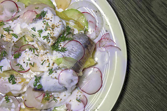 Салат из сельди матьес (матиас) с картофелем, огурцами, редисом и яблоками