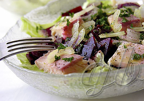 Зелёный салат с копчёной форелью и свеклой
